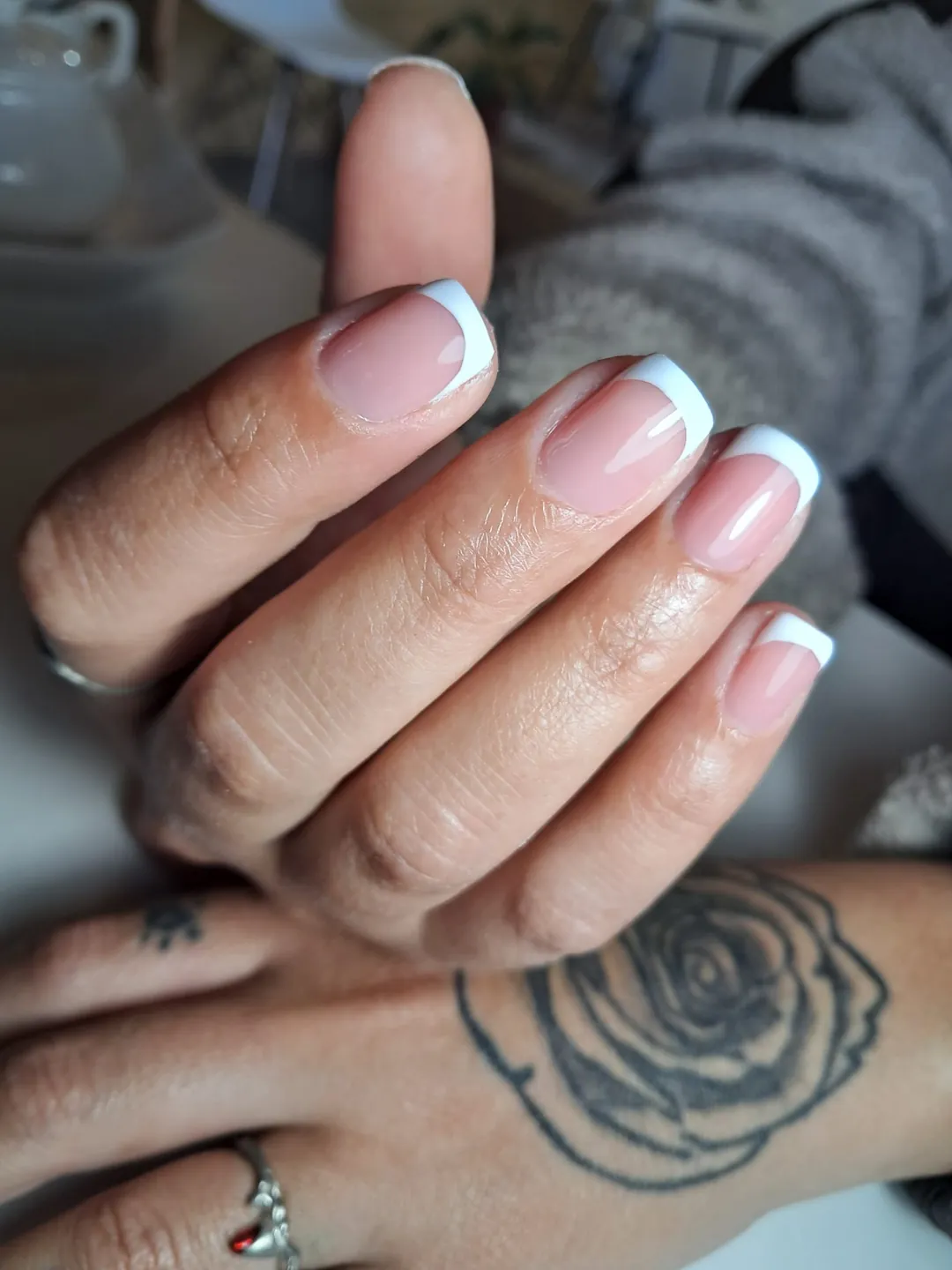 Uñas en francesita clásica, blanca sobre nude