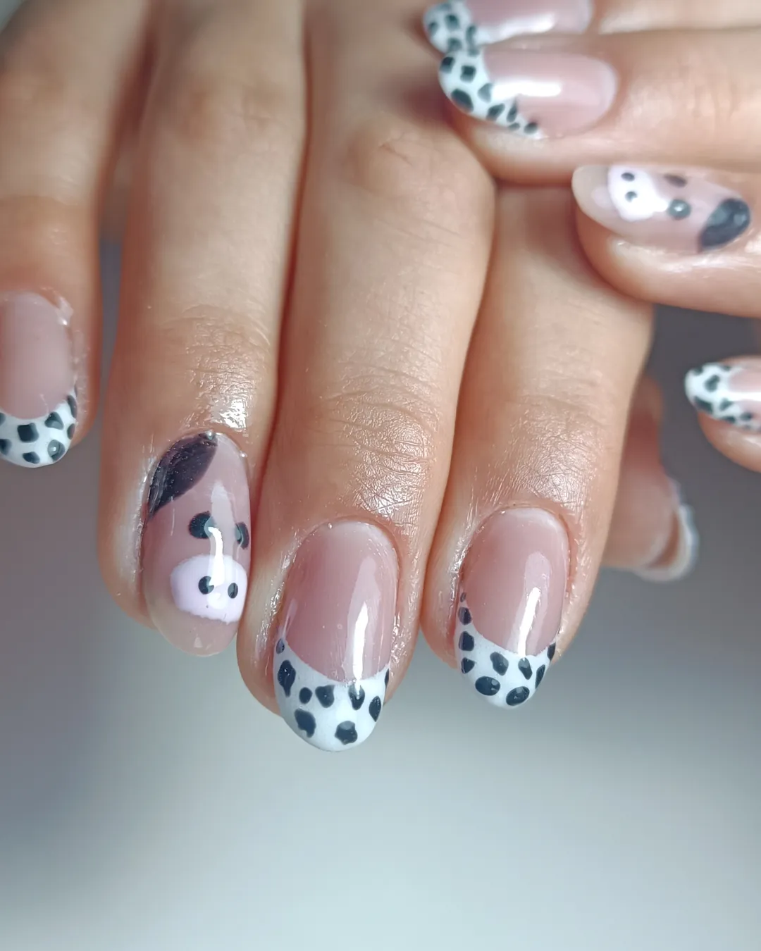 Uñas con francesita y lunares negros pintados a mano