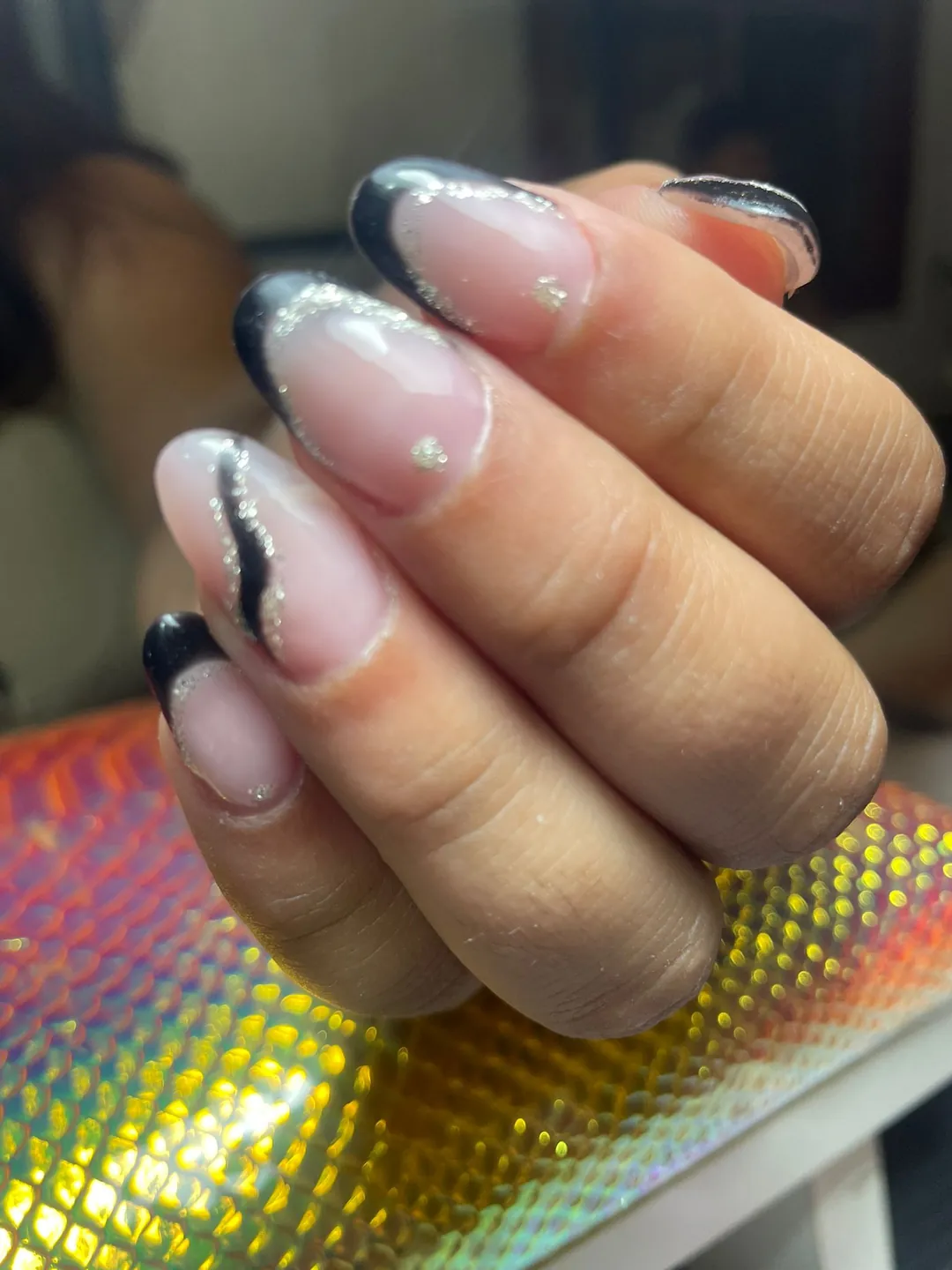 Uñas largas con francesita negra pintada a mano
