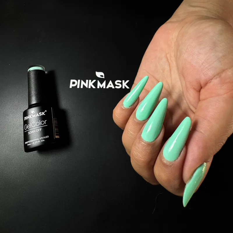 Uñas largas color menta junto al GelColor de Pinkmask