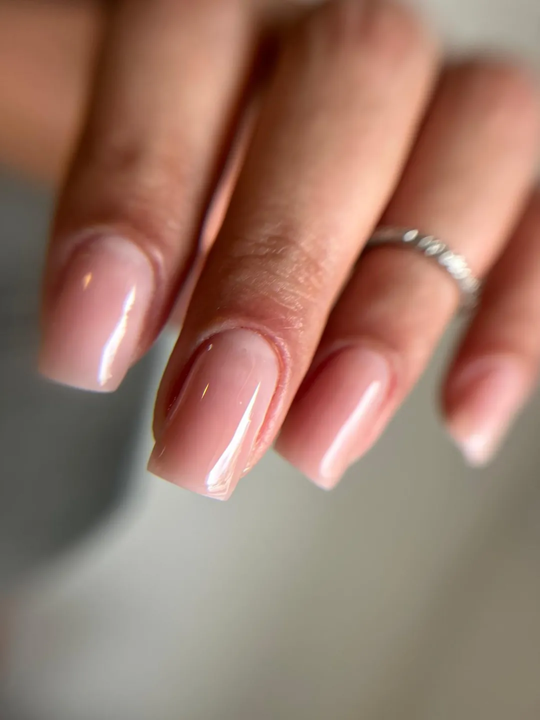 Uñas nude con mucho brillo
