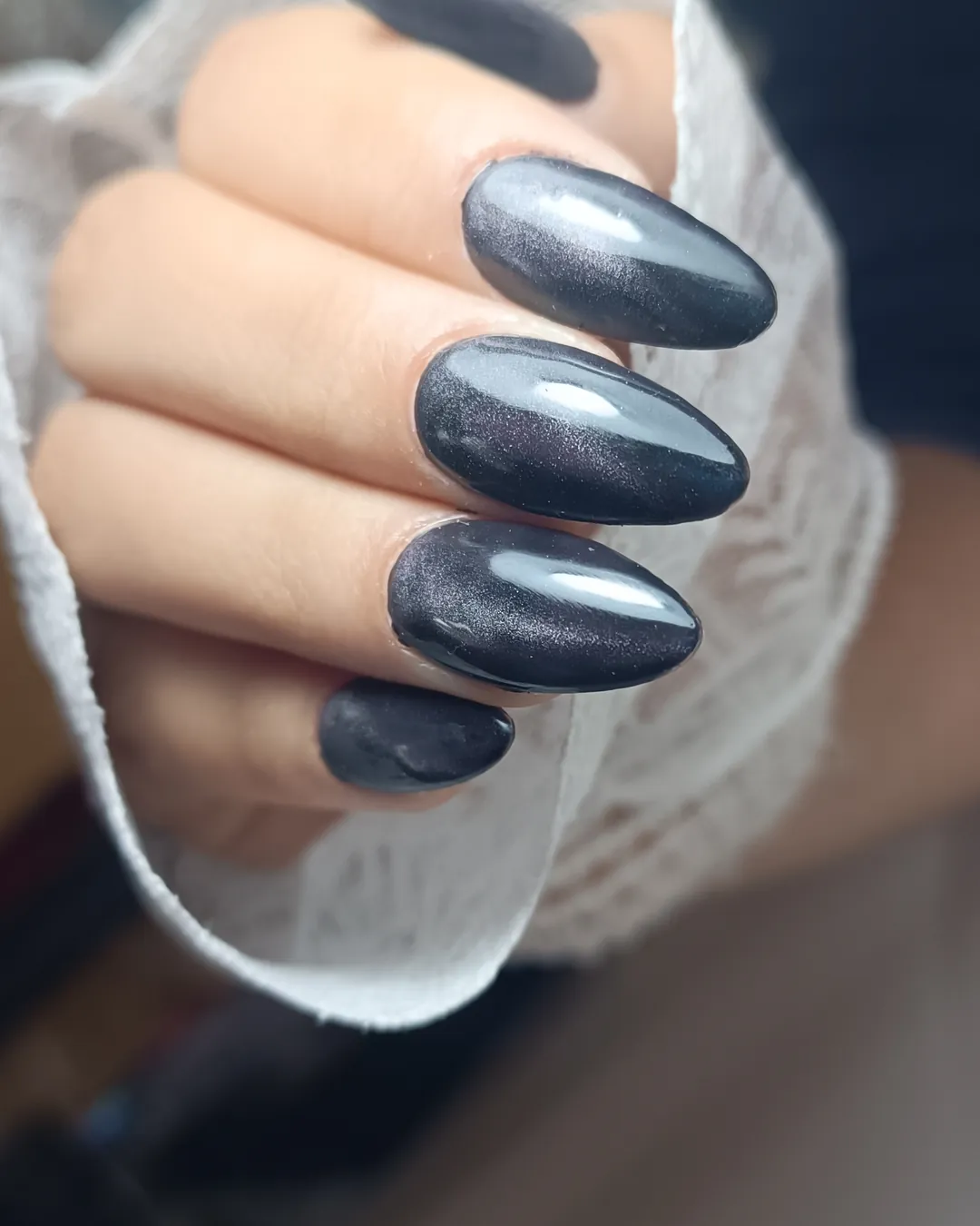 Uñas largas en gris con efecto ojo de gato