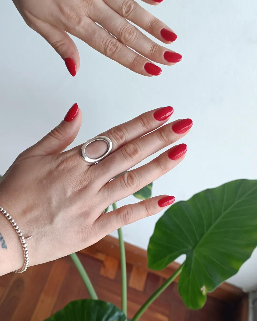 Uñas en rojo clásico, color pleno
