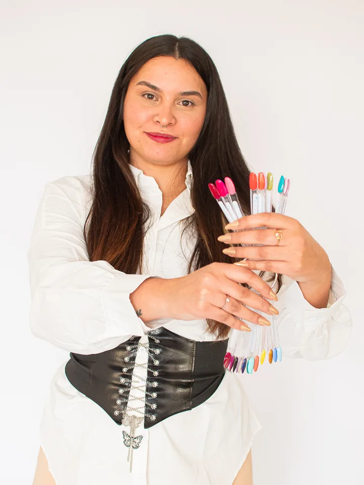 Ericka con su muestrario de colores