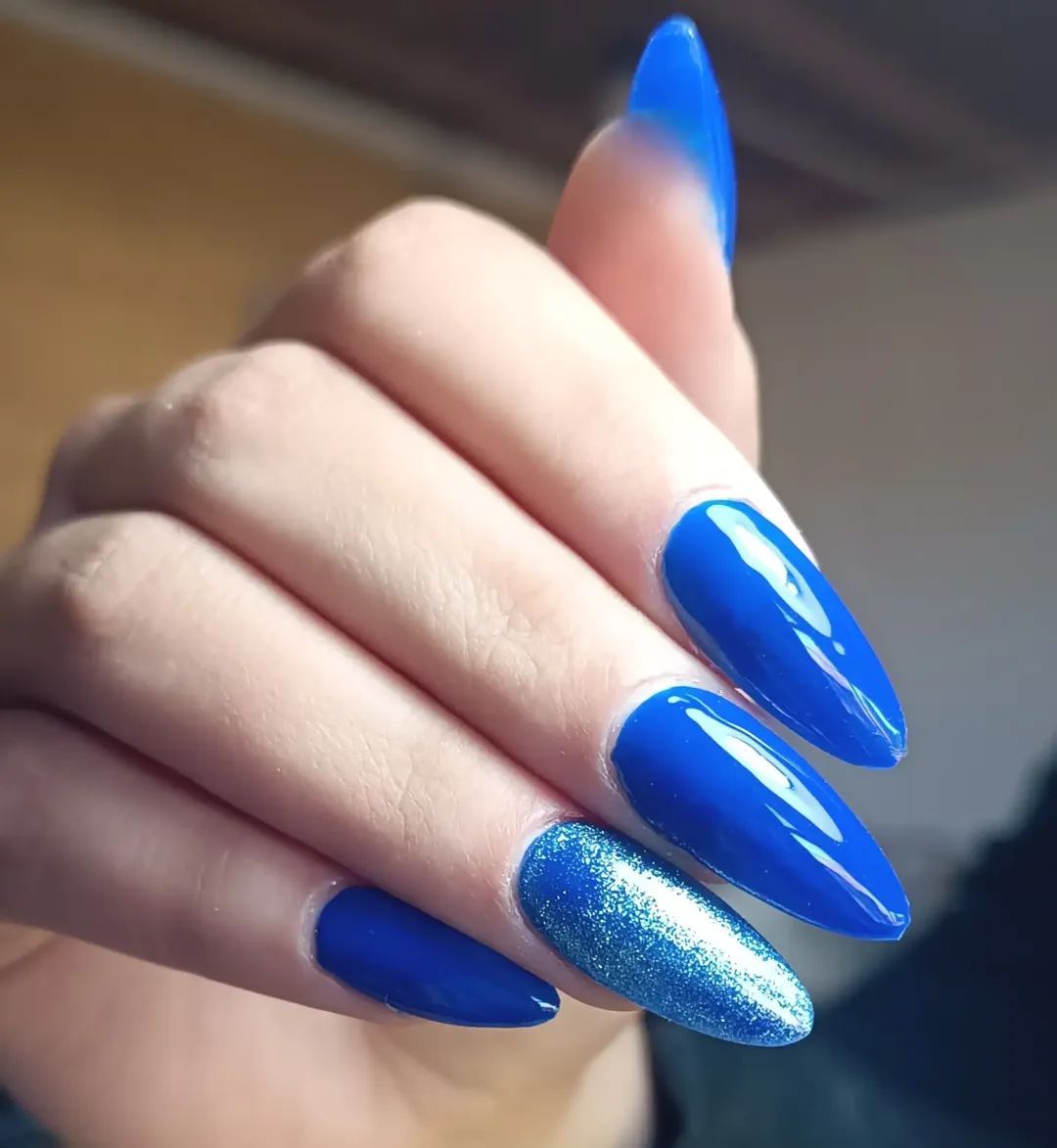 Azul con una uña glitter: soft gel almendra, trabajo de Ericka en Playa Pascual